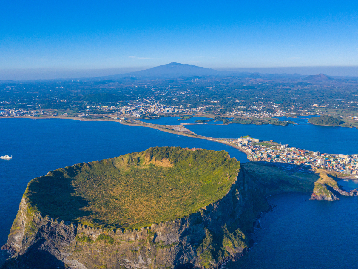 濟州島地標：城山日出峰，後面是濟州島第一高山漢拏山