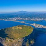 濟州島城山日出峰，後面為韓國第一高峰漢拿山